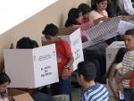Varios ecuatorianos acuden a votar, durante las elecciones para la Asamblea Constituyente que redactar&aacute; una nueva Carta Magna para el pa&iacute;s. (Francisco Ipanaque / EFE).