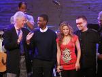De izquierda a derecha: Bill Clinton, el comediante Chris Rock y los artistas Shakira, Bono y Wyclef Jean.
