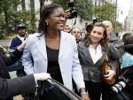 Anucha Browne Sanders sonr&iacute;e tras el fallo del jurado en Nueva York. (Reuters)