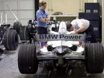 Una comisaria de la FIA supervisa a un mec&aacute;nico de BMW