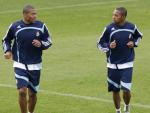 Los jugadores del Real Madrid Julio Baptista (i) y Robinho, durante el entrenamiento de su equipo (Efe).