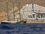 Vista general del pol&eacute;mico hotel, con un barco de Greenpeace frente a &eacute;l (ARCHIVO)