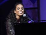 Alicia Keys toca el piano en un concierto &iacute;ntimo, en Madrid.