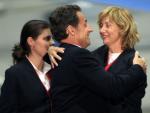 Mercedes Calleja, de Gal&aacute;pagos (Guadalajara) recibe un abrazo del presidente franc&eacute;s Nicol&aacute;s Sarkozy.