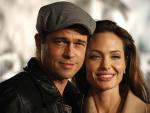 Los actores Brad Pitt (i) y Angelina Jolie (d) posan ante las c&aacute;maras. Jolie es una de las protagonistas de la pel&iacute;cula, en la que interpreta a la madre de Grendel, uno de los personajes principales.