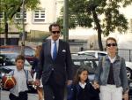 Los duques de Lugo con sus dos hijos a la salida del colegio.