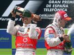 Los pilotos Lewis Hamilton y Fernando Alonso, antiguos compa&ntilde;eros en McLaren, celebran con champ&aacute;n su segundo y tercer lugar respectivamente en el pasado Gran Premio de Espa&ntilde;a.