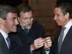 Mariano Rajoy, &Aacute;ngel Acebes y Eduardo Zaplana conversan en una foto de archivo (Foto: Efe).