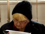 Una mujer croata, lee un papel de votaci&oacute;n en un colegio electoral de Zagreb.