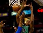 El jugador de los Boston Celtics Rajon Rondo (d) y Quentin Richardson (i), de los Nueva York Knicks.