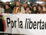 Asistentes a la concentraci&oacute;n convocada por el Foro de Ermua en la plaza de Col&oacute;n de Madrid.