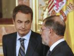 El ministro de Justicia, junto a Rodr&iacute;guez Zapatero. (EFE/Paco Campos)