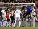 El portero del Athletic de Bilbao, Daniel Aranzubia (2d), en el area del Real Madrid, disputa un bal&oacute;n. (LUIS TEJIDO / EFE)