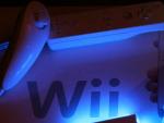 La consola de Nintendo, iluminada en azul.