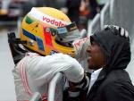 Lewis Hamilton saluda a sus padre tras vencer en el Gran Premio de Jap&oacute;n (EFE).