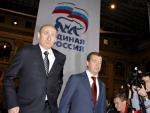 El presidente ruso, Vladimir Putin, (i), y el vice primer ministro ruso, Dmitry Medvedev, (d), entran al congreso de su partido.