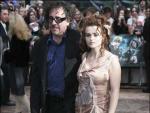 Tim Burton y Helena Bonham Carter posando durante la premier de una pel&iacute;cula.