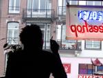 Un joven fuma en un establecimiento de Amsterdam