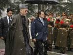 Romano Prodi con su hom&oacute;logo Hamid Karzai, en su llegada a Afganist&aacute;n.