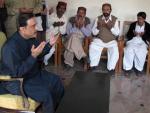 Asif Ali Zardari, (izq) y el vice presidente del Partido Popular de Pakist&aacute;n rezan por el alma de la ex dirigente pol&iacute;tica.