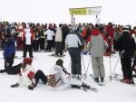 Personal de Formigal, amigos, familiares y esquiadores, durante el minuto de silencio. (EFE)