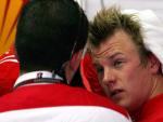 El piloto finland&eacute;s de la escuder&iacute;a italiana Ferrari Kimi Raikkonen (dcha), se seca el sudor tras una sesi&oacute;n de clasificaci&oacute;n.