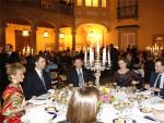 Ibarretxe comparte mesa con el Pr&iacute;ncipe, De la Vega y Rajoy durante la cena (Foto: EFE)