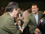 El presidente del PP, Mariano Rajoy, da la mano la mano al alcalde de Madrid, Alberto Ruiz-Gallard&oacute;n. (JAVIER LIZ&Oacute;N / EFE)