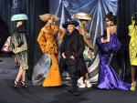 Galliano irrumpe en Par&iacute;s. El dise&ntilde;ador brit&aacute;nico John Galliano cierra su desfile de dise&ntilde;os de alta costura para Dior en la Semana de la moda de Par&iacute;s.