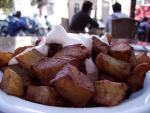 En la imagen, las patatas bravas del K&ouml;nig con su tradicional salsa