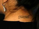 Eva Longoria luce la palabra 'nine' en su cuello. (Foto: People).