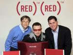 Bono, de U2 (c), Bill Gates (i) y Michael Dell (d) posan junto a sus &quot;ordenadores solidarios&quot;.