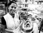Una joven pastelera acaba de preparar un rosc&oacute;n, en la c&eacute;ntrica tienda zaragozana Fantoba.(Fabi&aacute;n Sim&oacute;n)