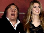 El actor franc&eacute;s Gerard Depardieu (i), posa junto a la actriz italiana Vanessa Hessler, durante la presentaci&oacute;n de la pel&iacute;cula 'Asterix en los Juegos Ol&iacute;mpicos' en Roma, (Italia).