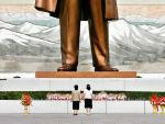 Dos mujeres norcoreanas, preparadas para saludar a la estatua del l&iacute;der de Corea del Norte, Kim Il Sung (AP).