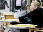 Una mujer fuma en una terraza. (ARCHIVO)