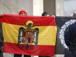 Un grupo de personas con banderas preconstitucionales, en las inmediaciones de la Audiencia Nacional. (EFE/J.J. Guill&eacute;n)