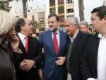 Mariano Rajoy, conversa con Te&oacute;fila Mart&iacute;nez, Jos&eacute; Ignacio Landaluce, Javier Arenas, y Antonio Sanz, durante su visita a Algeciras. (EFE)