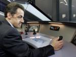 Sarkozy, sentado en la posici&oacute;n del maquinista en la cabina del AGV.