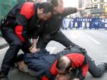 Agentes de la Ertzaintza reducen a un hombre que ha increpado a los manifestantes. (EFE)