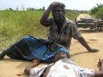 Un tamil llora a su familiar muerto tras un ataque del ej&eacute;rcito en una imagen de archivo (Reuters)