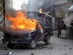 Un veh&iacute;culo de la polic&iacute;a fotografiado despu&eacute;s de que miembros del movimiento opositor APDM le prendieran fuego en Quetta, Pakist&aacute;n. (EFE)