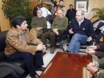 El presidente de la Junta de Andaluc&iacute;a, Manuel Chaves, conversa con Juan Jose Cortes, padre de Mari Luz (JULI&Aacute;N P&Eacute;REZ / EFE).