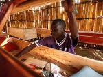 <strong>El negocio de la muerte. </strong>Un trabajador en un taller de ata&uacute;des en Nakuru, Kenia. La venta de estos art&iacute;culos funerarios ha crecido considerablemente desde la explosi&oacute;n de la violencia tribal tras las elecciones de finales del a&ntilde;o pasado.