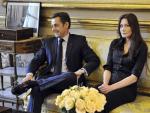 Sarkozy y Carla Bruni, hoy, en el Palacio del El&iacute;seo.
