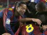Varios jugadores del Barcelona celebran un gol (izq.) y el rojiblanco Forl&aacute;n gesticula (der.) (ARCHIVO)