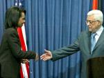 La secretaria de Estado de EE UU, Condoleezza Rice, saluda al presidente de la Autoridad Nacional Palestina, Mahmud Ab&aacute;s. (EFE)