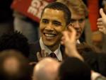 Barack Obama saluda a sus simpatizantes durante la campa&ntilde;a. (Mike Theiler / EFE).
