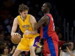 El jugador de los Angeles Lakers Paul Gasol (i) lucha el bal&oacute;n contra el jugador de los Clippers Tim Thomas (d). (EFE)