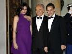 Nicol&aacute;s Sarkozy, Carla Bruni posan junto al presidente israel&iacute;, Sim&oacute;n Peres. (EFE)